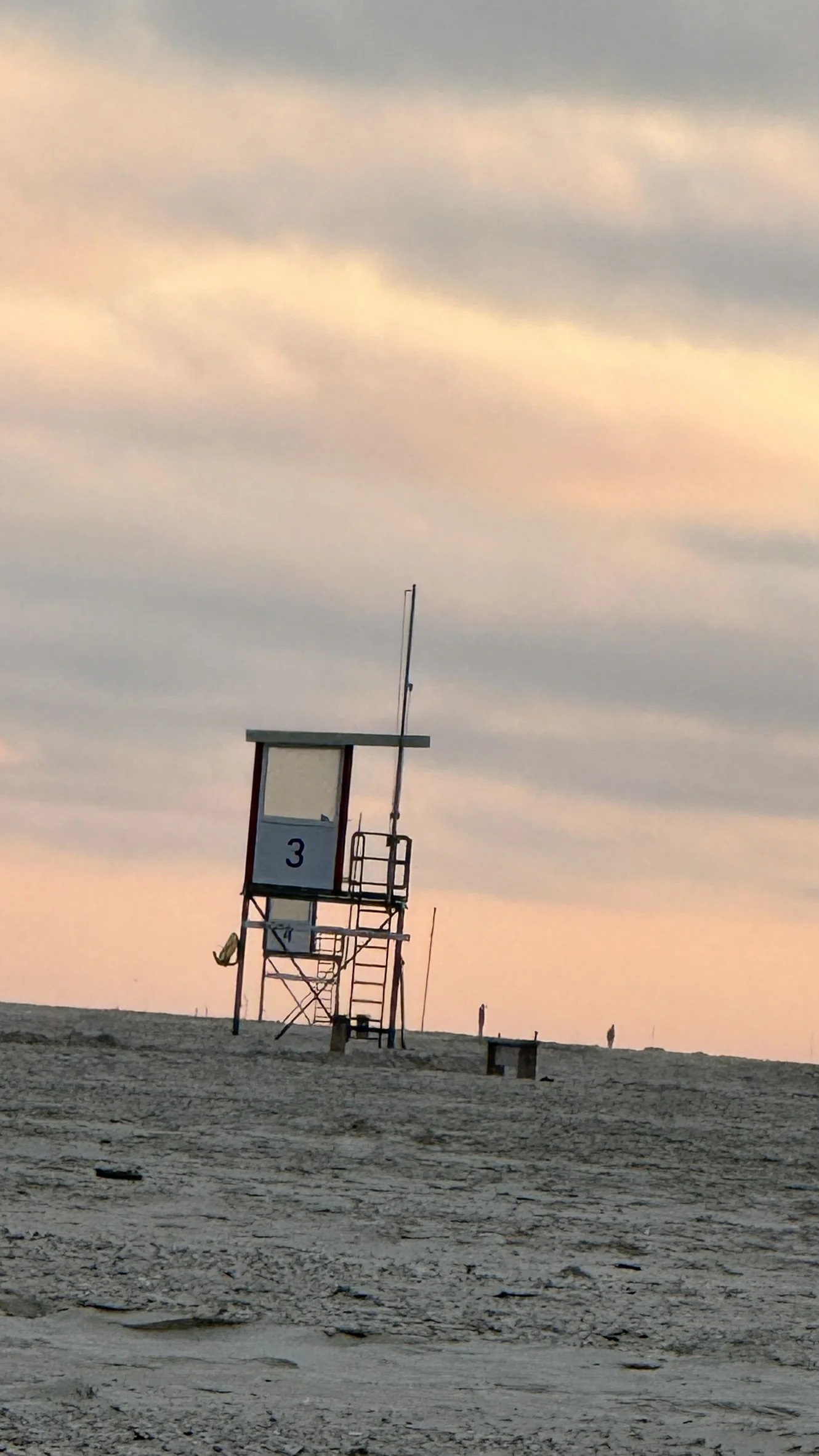 Rettungsturm Nummer drei im Abendlicht